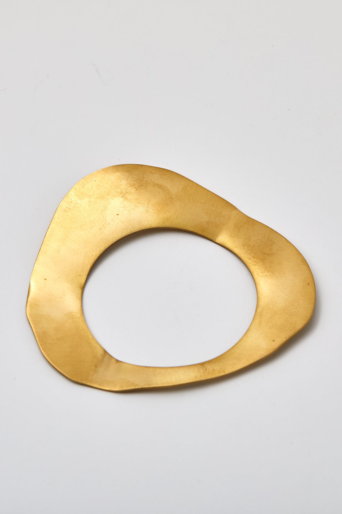 Bisjoux-Solid-Brass-Crushed-Dented-Disc-Flat-Bracelet-Curve