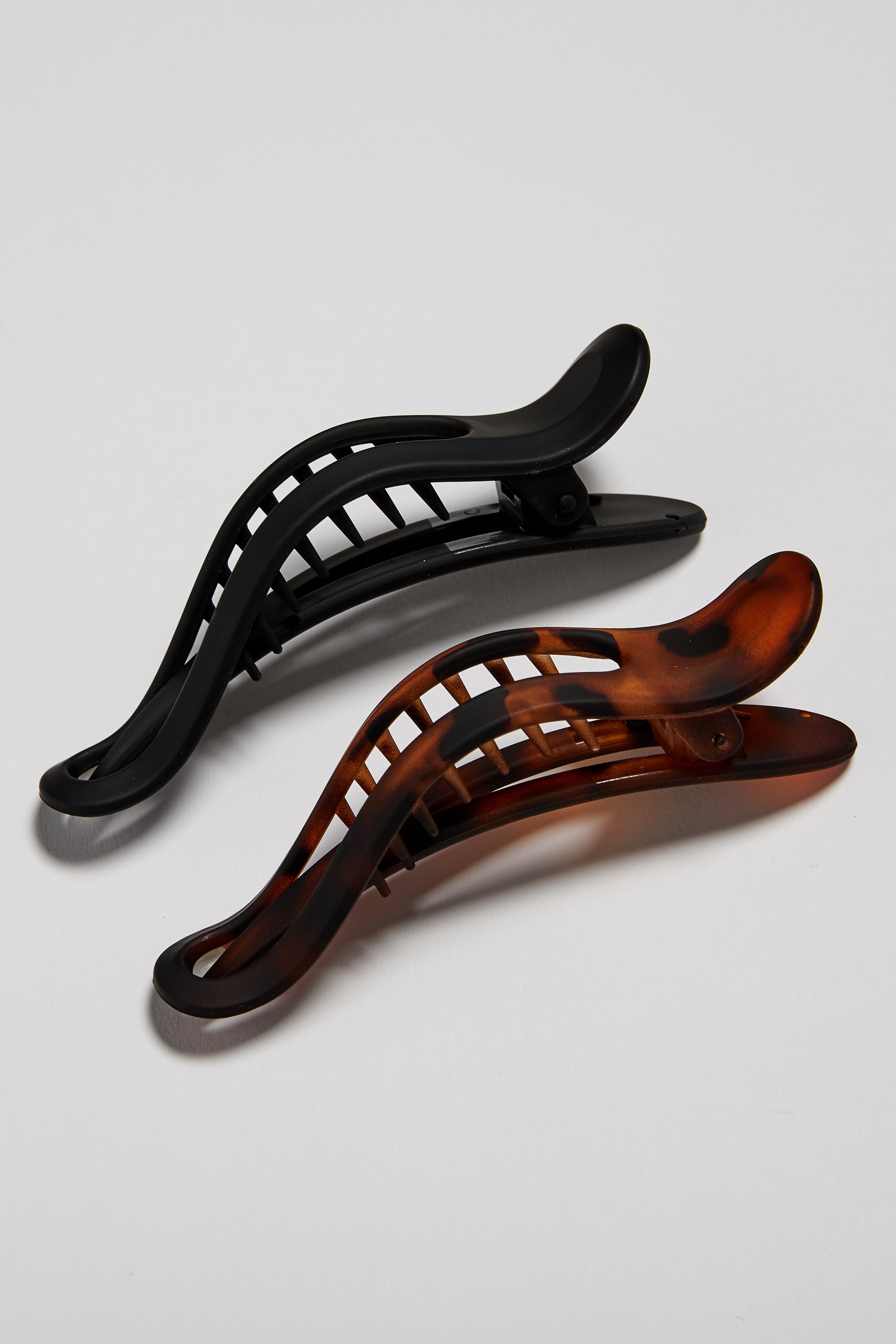 Kitsch-Flat-Lay-Claw-Clip-Curved-Black-Tort
